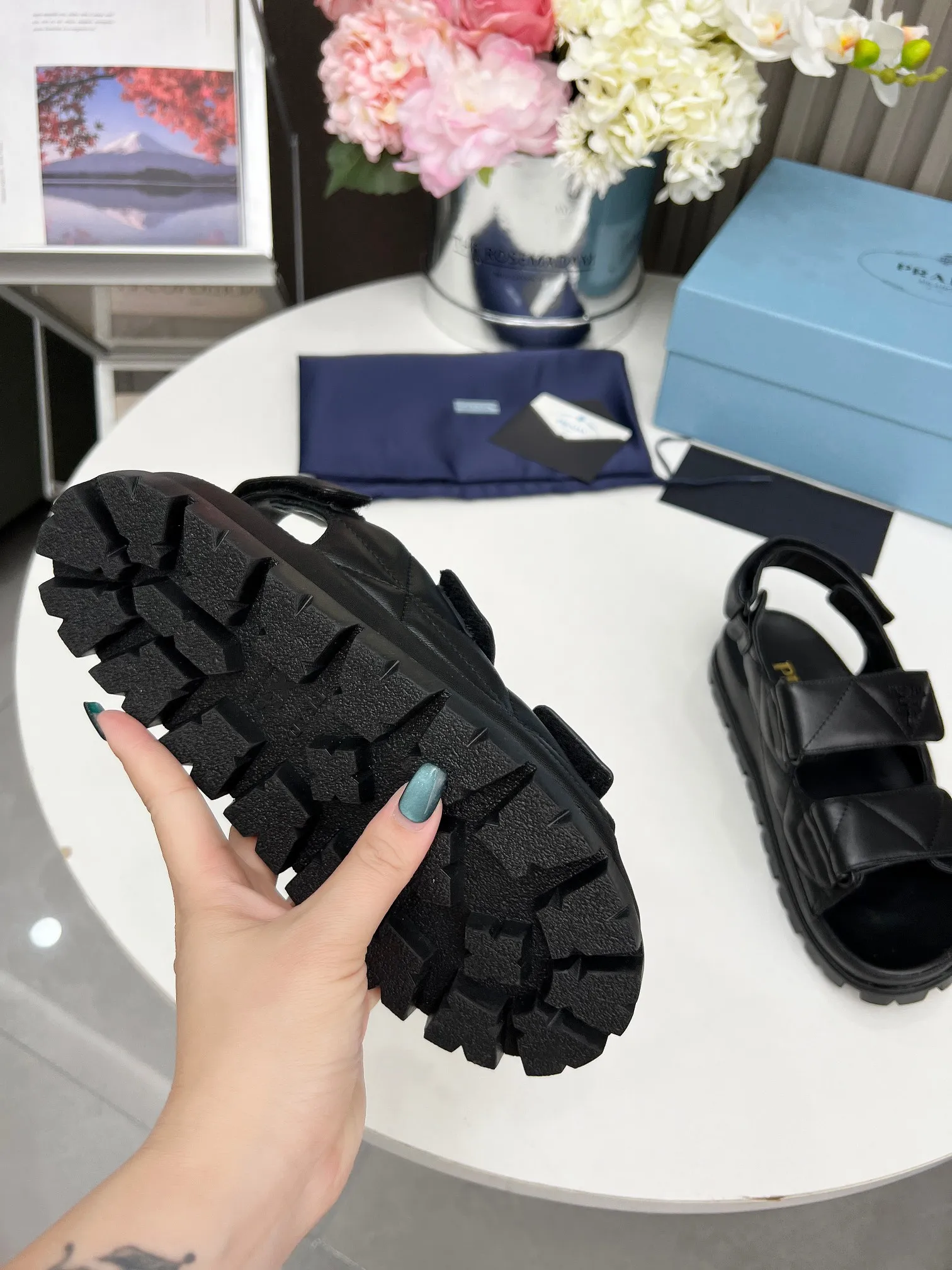 P480👟👟 PRADA Prada spring and summer catwalk new sandal series classic thick-soled sandals made of mixed sheepskin surface lambskin lining original hardware 1:1 development soft and delicate foot feel extremely comfortable versatile style original foam outsole 💝💝💝 easy to control 5 colors available (35-41)
